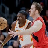 Clint Capela (15) et les Hawks ont été battus par Toronto samedi, comme deux jours plus tôt KEYSTONE/EPA/ERIK S. LESSER